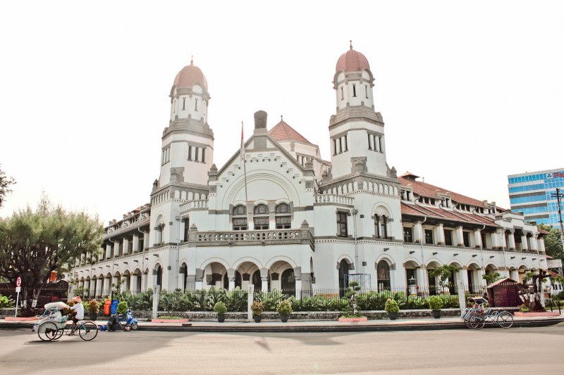 Lawang Sewu merupakan salah satu bangunan bersejarah dengan desain yang cantik dan cocok untuk dijadikan spot foto